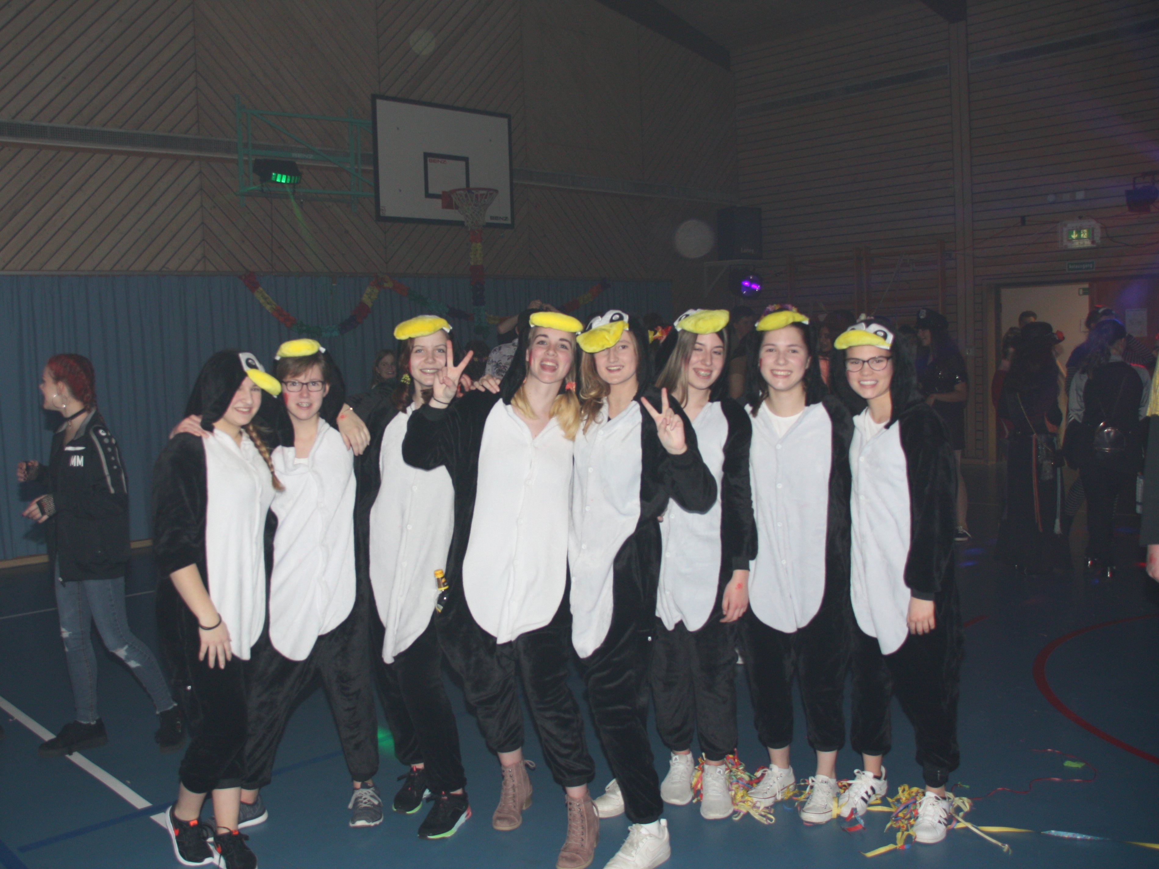 Schüler als Pinguine verkleidet
